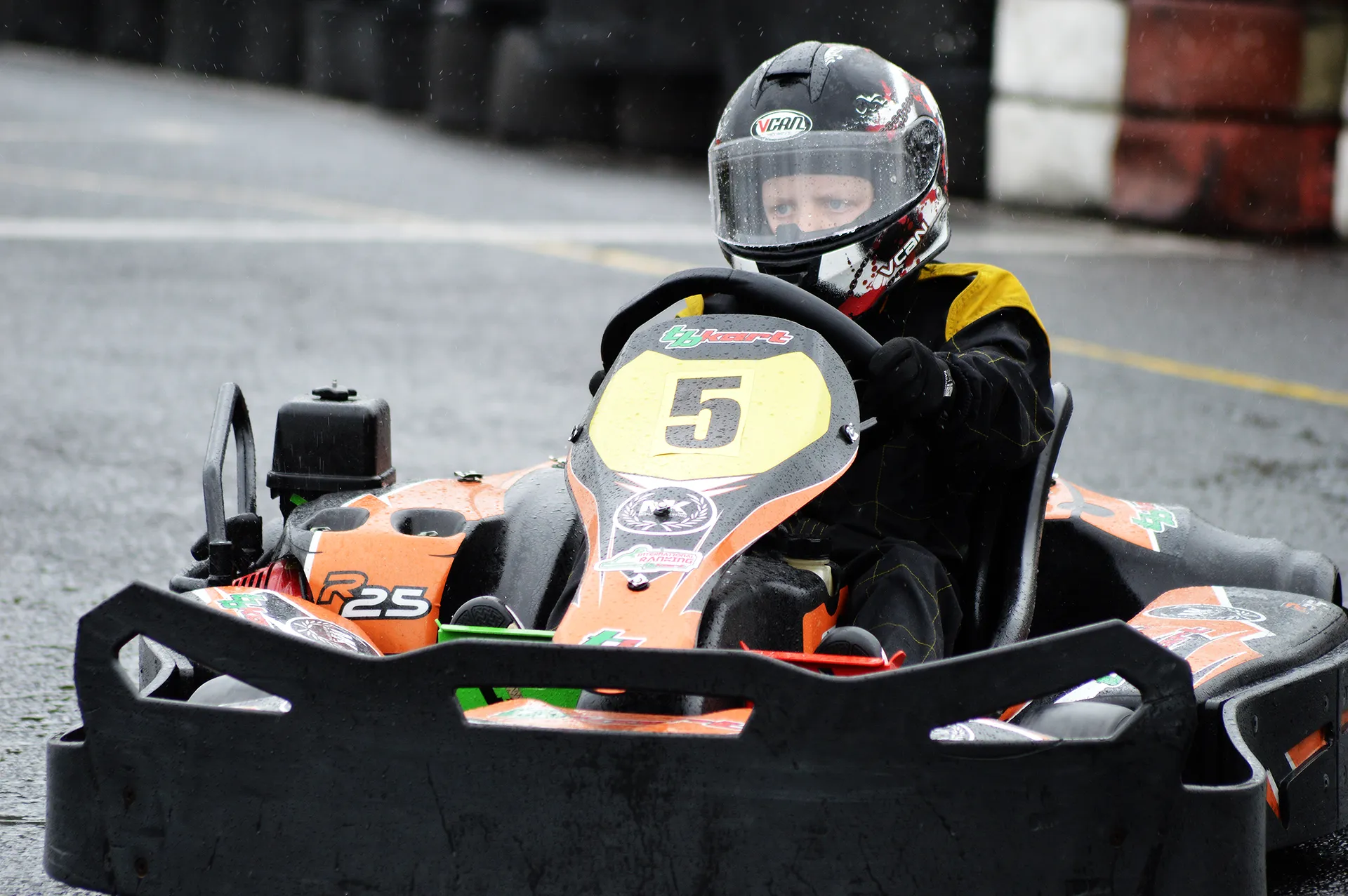 How Do I Correctly Fit a Racing Helmet for Karting